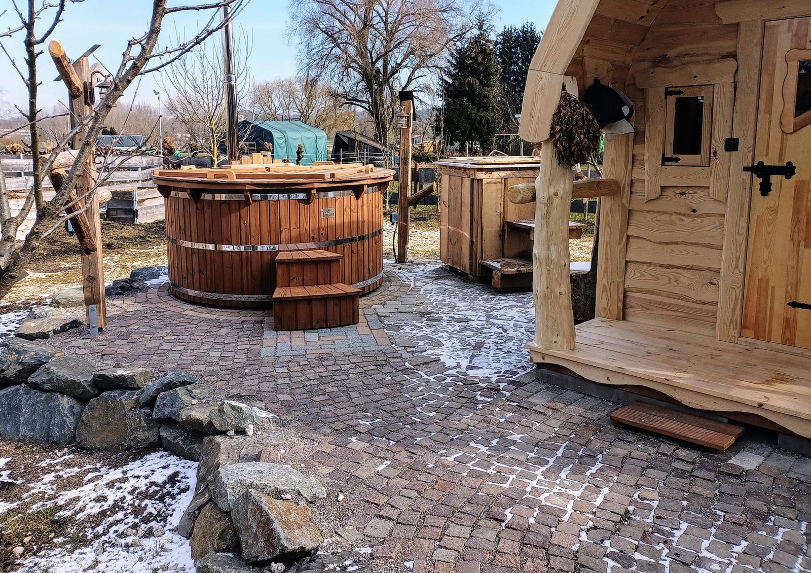 Wellnesshoek met hottub en overdekte houten entree