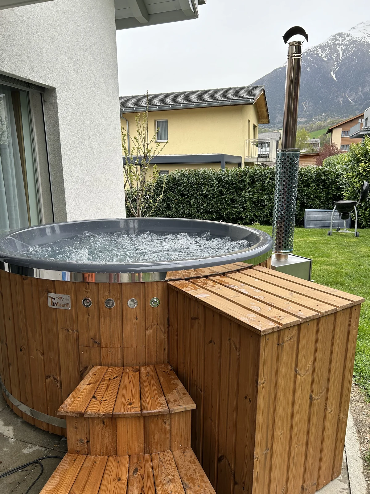 Hottub met borrelend water op een terras naast een woning