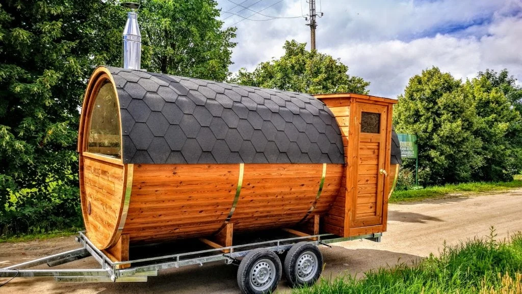 Houten barrel sauna op een aanhanger met twee assen