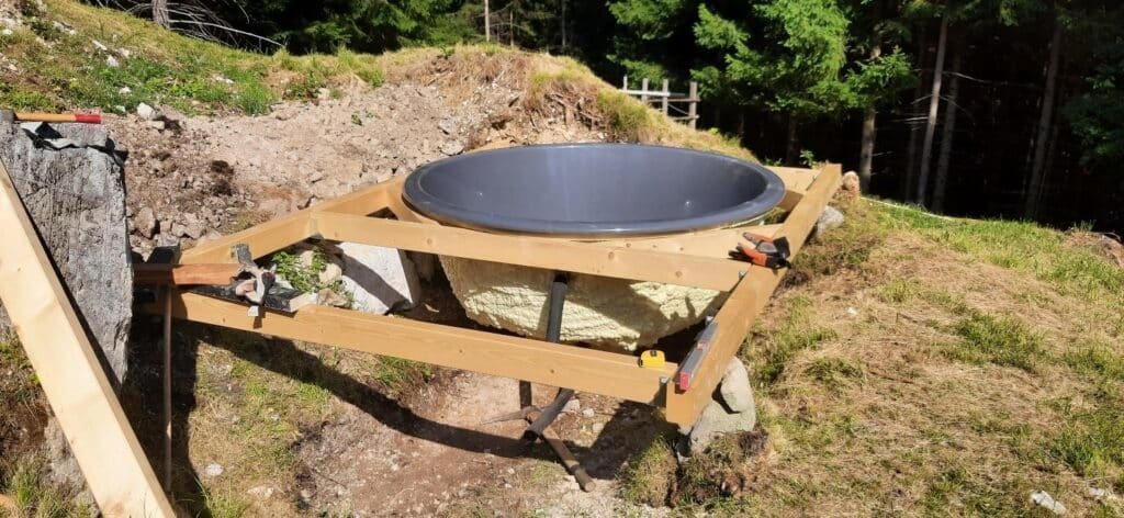 Plaatsing van een hottub op de constructie vóór de terrasafwerking