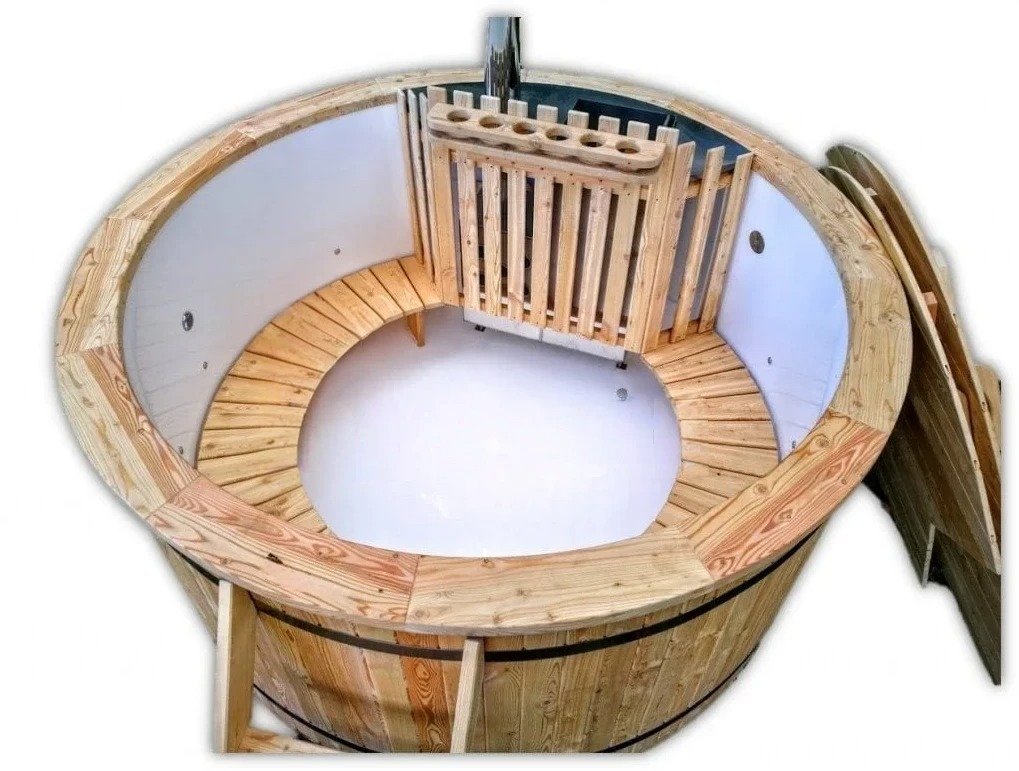 Licht vurenhout zichtbaar op de rand en houten onderdelen van een hottub