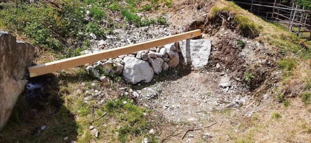Eerste steunpunt van de constructie voor een ingebouwde hottub