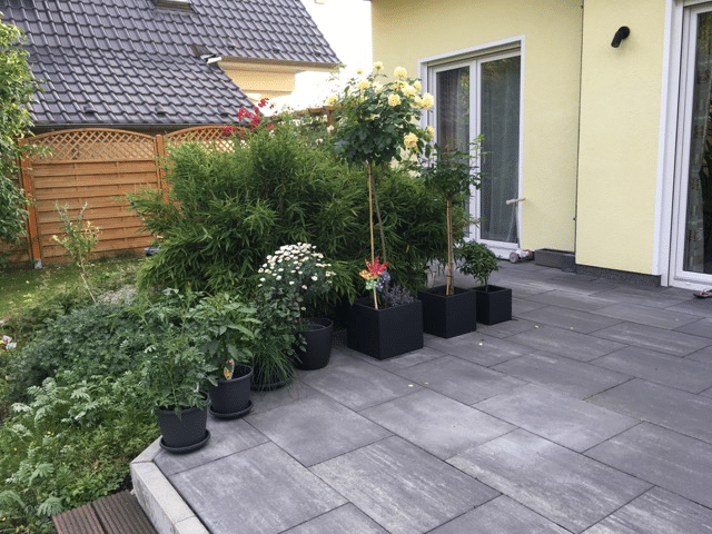 Beplante hoek naast het terras vóór de werkzaamheden