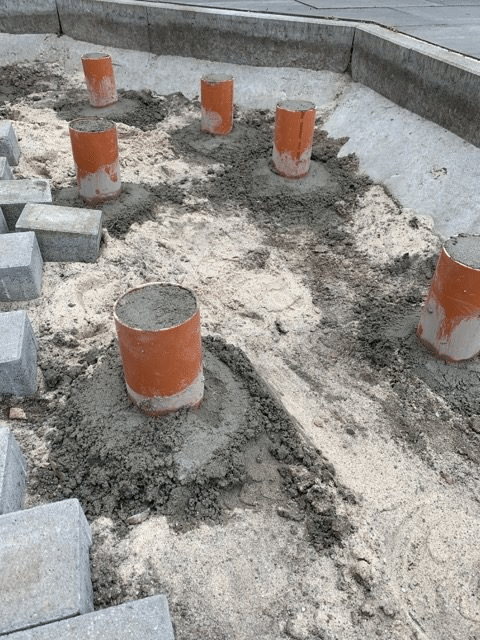 Betonnen steunpunten voor een toekomstige houten terrasuitbreiding