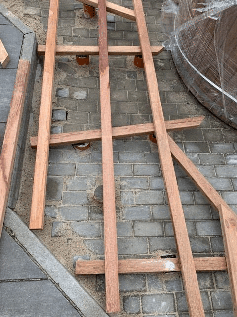 Houten frame van het terras rond de hottub
