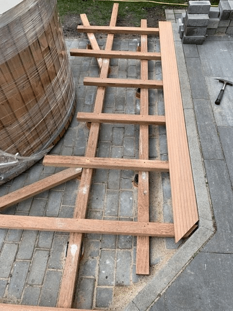 Ronde terrasafwerking rond de hottub