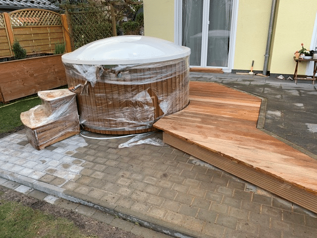 Hottub visueel geïntegreerd in het houten terras