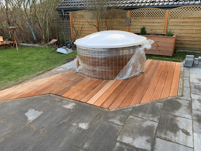 Eindresultaat van de hottub naast terras en tuin