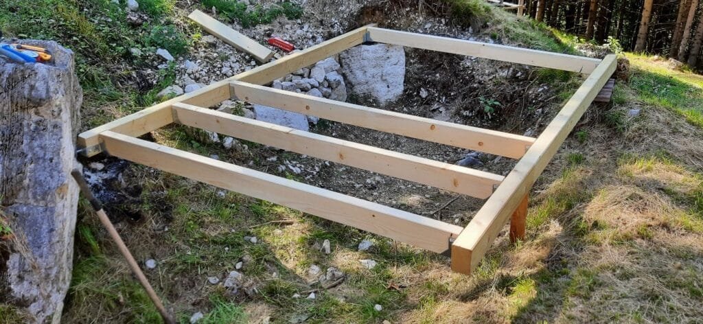 Bouw en nivellering van de basis voor een ingebouwde hottub