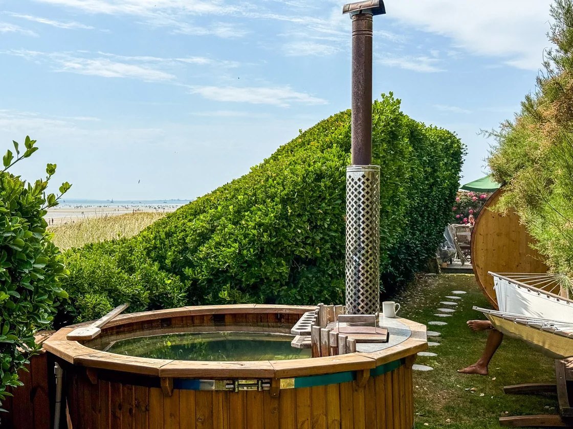 Traditionele houten hottub met interne kachel in een tuin