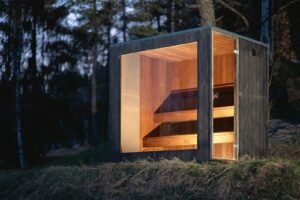 TimberIN Nordic Cube moderne buitensauna met verlicht glazen front