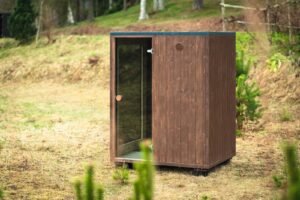 TimberIN Nordic Cube S tuinsauna in de tuin