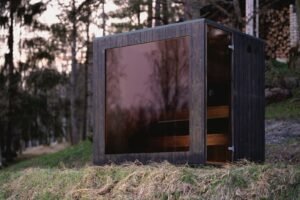 TimberIN Nordic Cube met getint glazen front in het bos