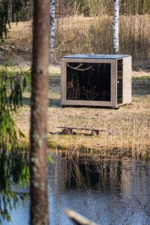TimberIN Nordic Cube sauna bij een vijver