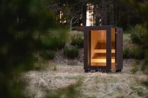 TimberIN Nordic Cube S sauna in de avond